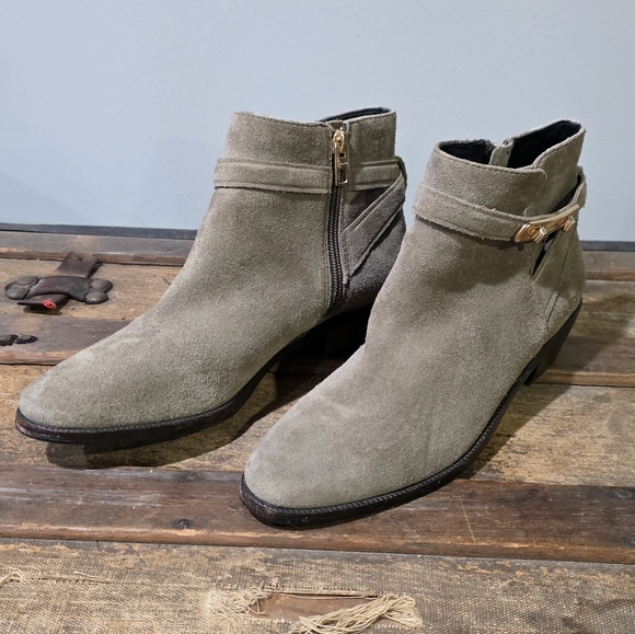 Coach Colleen Designer Gray Suede Ankle Bootie with Side Zip Closure. 8.5 - Picture 2 of 12